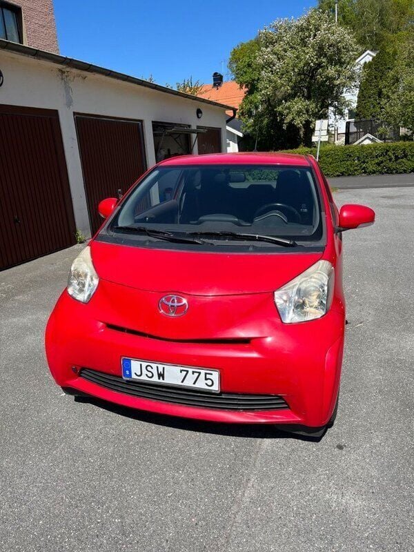 Röd Begagnad 2009 Toyota iQ Halvkombi | 29 900 kr (Marknadspris) - Bild 1/4