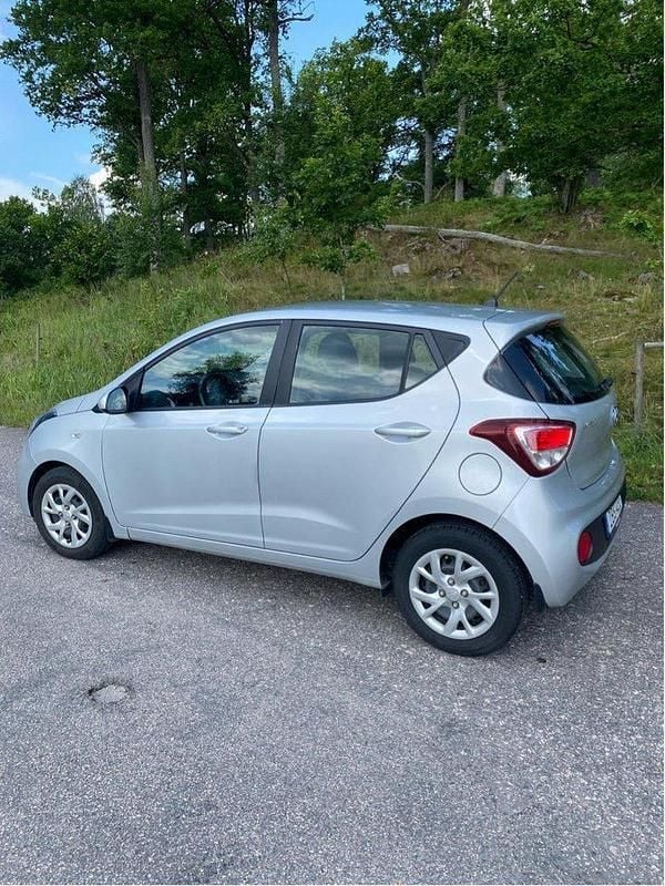 Silver Begagnad 2018 Hyundai i10 Comfort Halvkombi | 72 000 kr (Marknadspris) - Bild 1/4