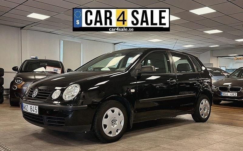 Svart Begagnad 2004 VW Polo Halvkombi | 28 900 kr (Marknadspris) - Bild 1/4