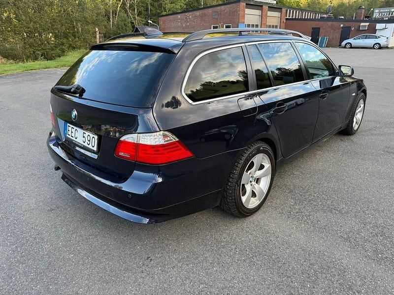Monacoblå Begagnad 2009 BMW 520 Kombi | 49 900 kr (Marknadspris) - Bild 1/4
