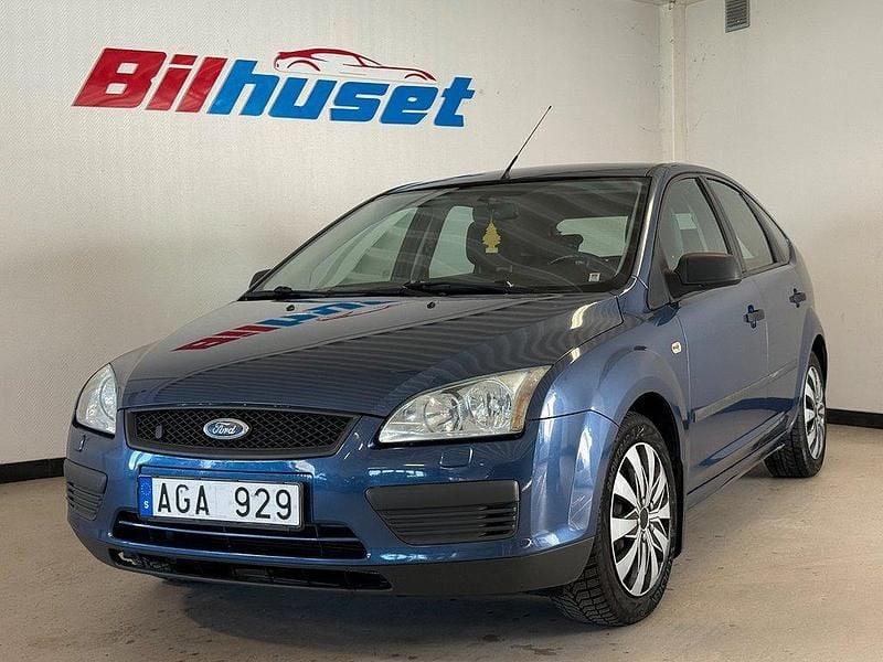 Blå Begagnad 2006 Ford Focus Halvkombi | 26 000 kr (Marknadspris) - Bild 1/4