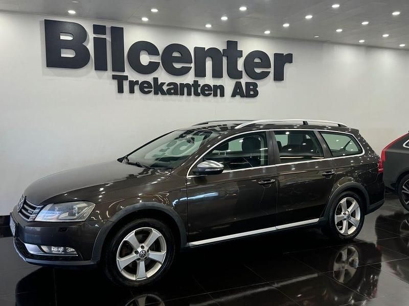 Mörkbrun Begagnad 2013 VW Passat Alltrack Kombi | 99 900 kr (Marknadspris) - Bild 1/4