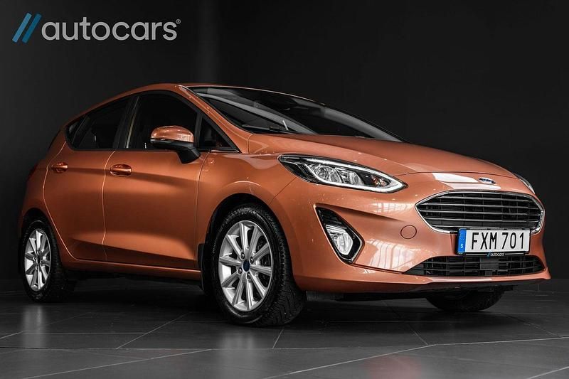Orange Begagnad 2018 Ford Fiesta Titanium Halvkombi | 165 000 kr (Marknadspris) - Bild 1/4