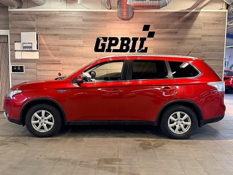 Begagnad Mitsubishi Outlander P-HEV 121 HK (88 kW) 2015 Mörkröd SUV