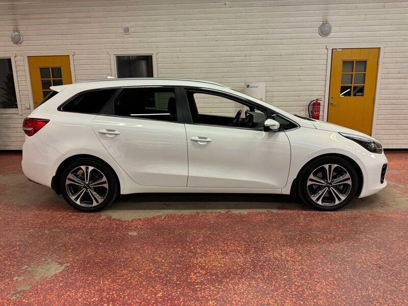 Vit Begagnad 2018 Kia Ceed Sportswagon GT-Line Kombi | 165 000 kr (Marknadspris) - Bild 1/4
