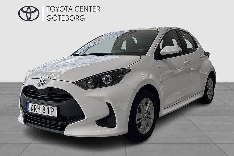 Vit Begagnad 2022 Toyota Yaris Hybrid Active Halvkombi | 214 900 kr (Marknadspris) - Bild 1/2