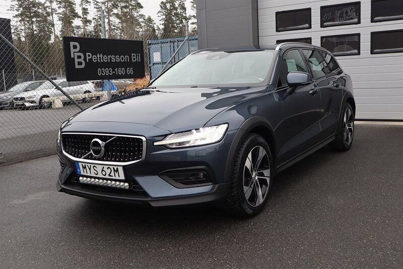 Mörkblå (denim blue metallic) Begagnad 2019 Volvo V60 CC SE Kombi | 262 000 kr (Lite dyr) - Bild 1/4