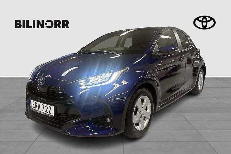 Mörkblå Begagnad 2024 Toyota Yaris Hybrid Active Halvkombi | 259 900 kr (Lite dyr) - Bild 1/3
