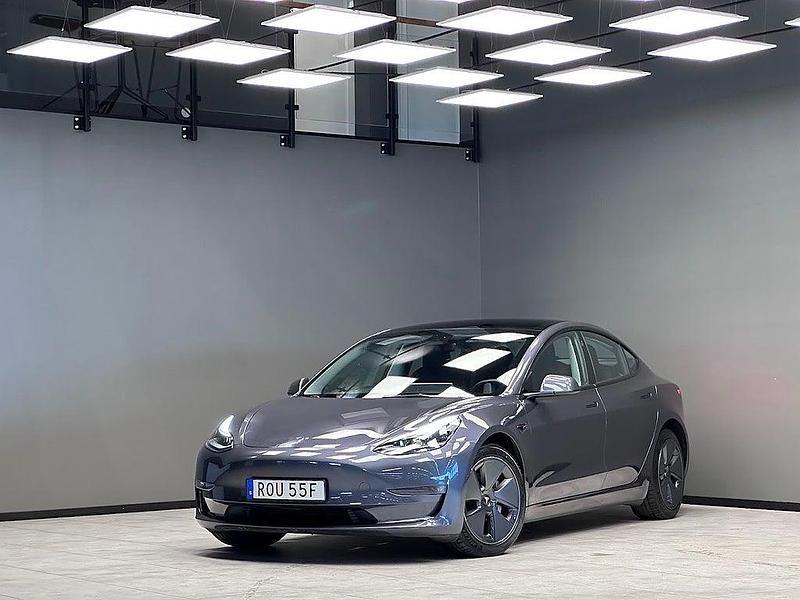 Grå Begagnad 2021 Tesla Model 3 Long Range AWD Sedan | 319 900 kr (Marknadspris) - Bild 1/2