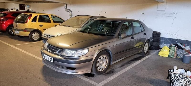 Grå Begagnad 2001 Saab 9-5 Sedan | 10 000 kr (Marknadspris) - Bild 1/4