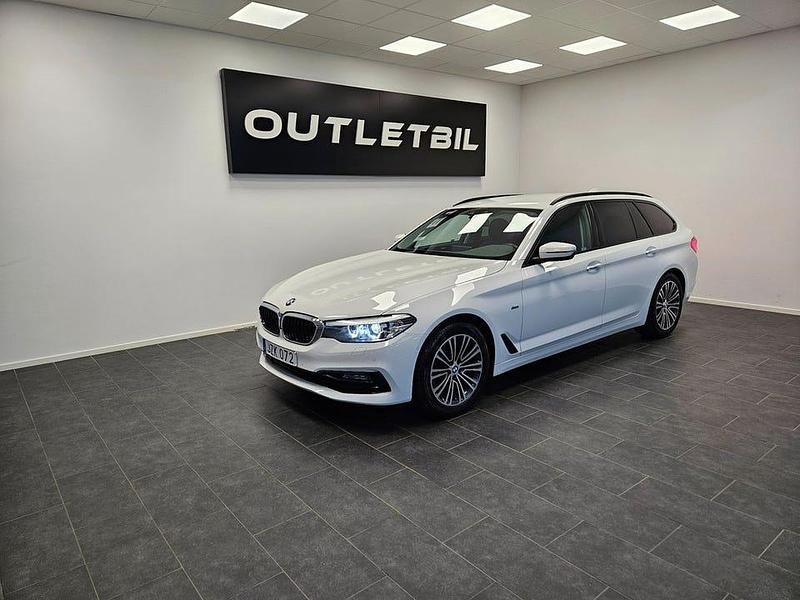 Vit Begagnad 2017 BMW 520 Sport Line Kombi | 209 500 kr (Lite dyr) - Bild 1/4