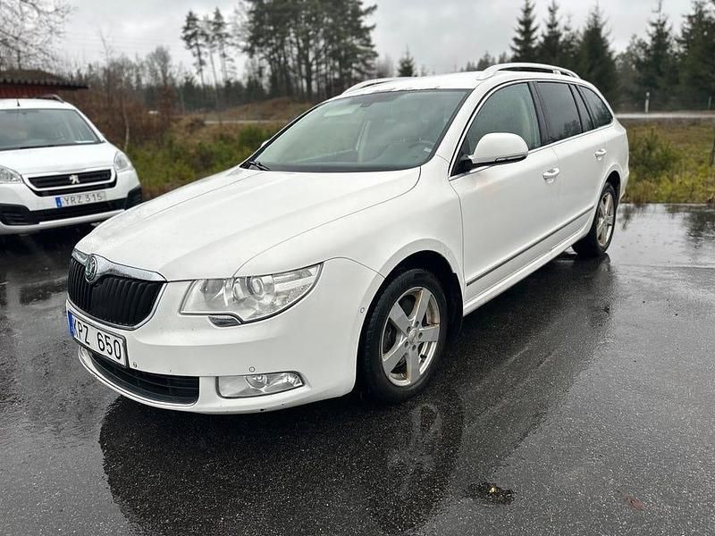 Vit Begagnad 2010 Skoda Superb Kombi | 29 900 kr (Marknadspris) - Bild 1/4