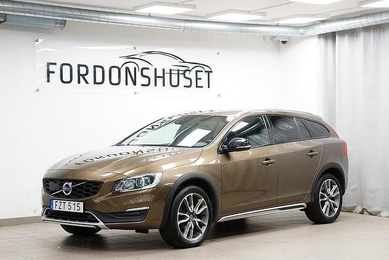 Brun Begagnad 2017 Volvo V60 CC Summum Kombi | 179 000 kr (Bra pris) - Bild 1/4