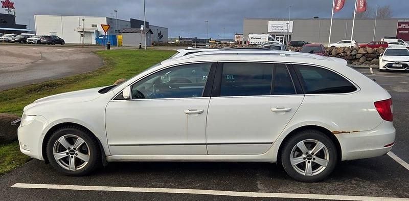 Begagnad 2012 Skoda Superb Kombi | 24 000 kr (Bra pris) - Bild 1/4