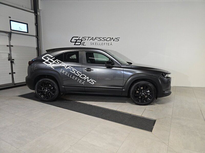 Grå (machine grey metallic) Begagnad 2022 Mazda MX30 Exclusive-Line SUV | 279 500 kr - Bild 1/4
