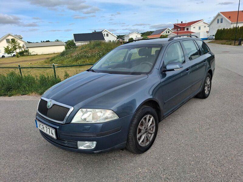 Mörkgrå (gråmetallic ) Begagnad 2006 Skoda Octavia Kombi | 25 000 kr (Marknadspris) - Bild 1/4