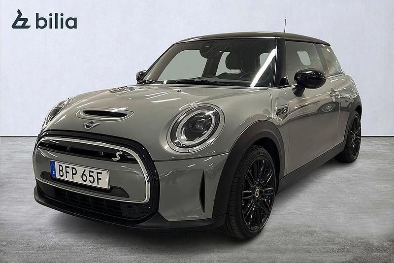 Grå Begagnad 2022 Mini Cooper SE Premium Halvkombi | 199 900 kr (Marknadspris) - Bild 1/4