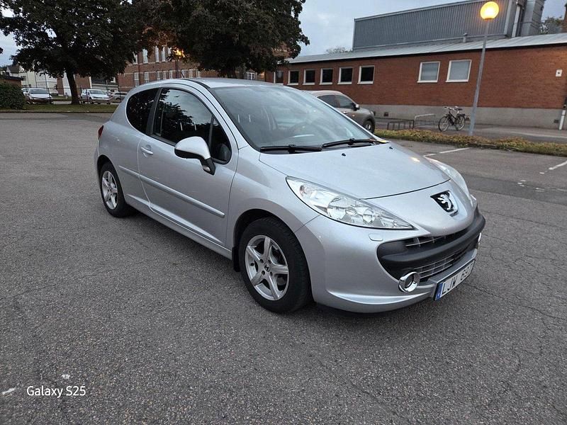 Grå Begagnad 2008 Peugeot 207 Halvkombi | 26 000 kr (Bra pris) - Bild 1/4