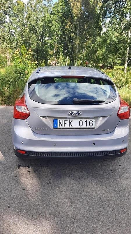 Grå Begagnad 2013 Ford Focus Trend Halvkombi | 58 000 kr - Bild 1/2