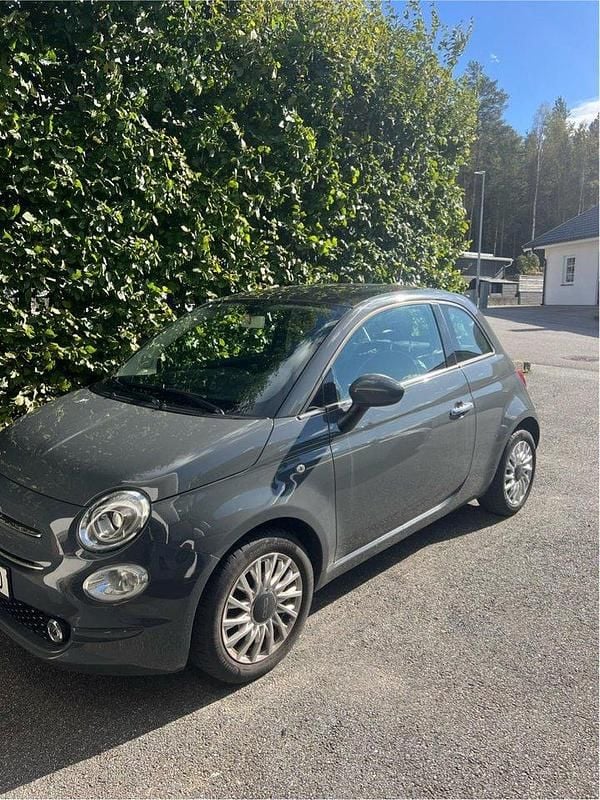 Grå Begagnad 2018 Fiat 500 Lounge Halvkombi | 100 000 kr (Marknadspris) - Bild 1/4