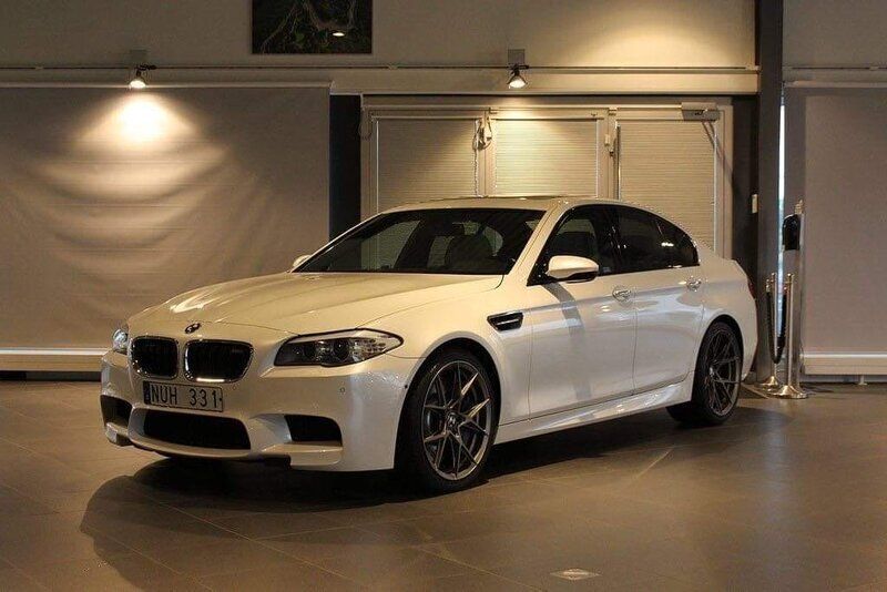 Vit Begagnad 2012 BMW M5 Sedan | 415 000 kr (Marknadspris) - Bild 1/4