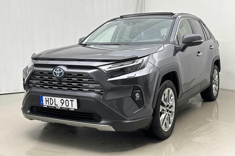Mörkgrå Begagnad 2022 Toyota RAV4 Executive | 389 000 kr - Bild 1/4
