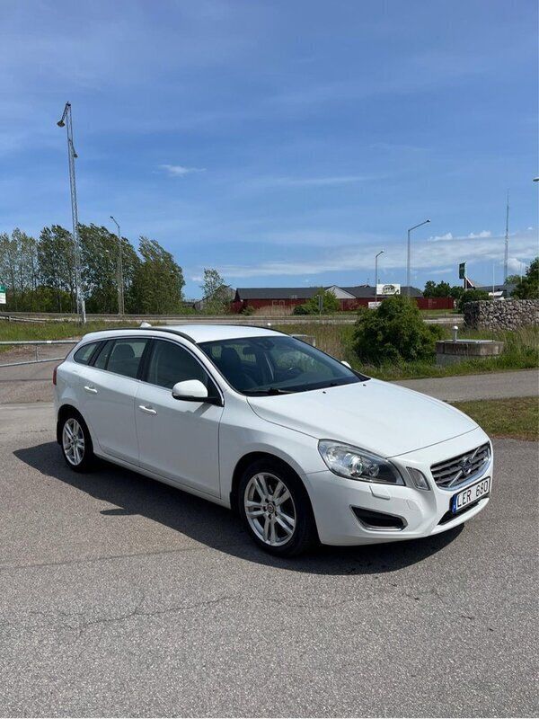 Vit Begagnad 2011 Volvo V60 Momentum Kombi | 82 500 kr (Bra pris) - Bild 1/4