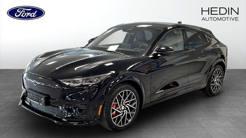 Svart (black) Begagnad 2023 Ford Mustang Mach-E Sport SUV | 599 900 kr - Bild 1/4