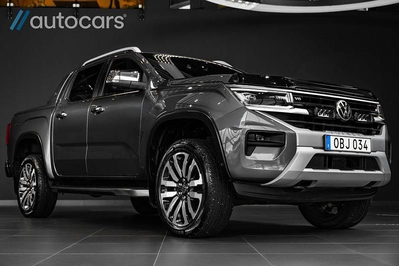 Grå Begagnad 2023 VW Amarok Aventura Pickup | 698 750 kr (Marknadspris) - Bild 1/4
