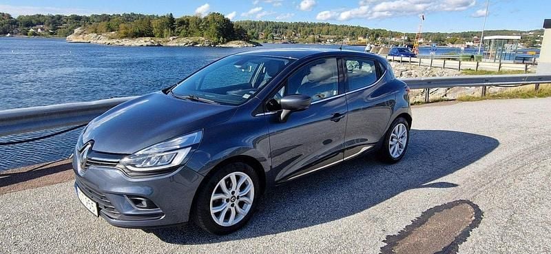 Grå Begagnad 2018 Renault Clio IV Halvkombi | 99 000 kr (Marknadspris) - Bild 1/4
