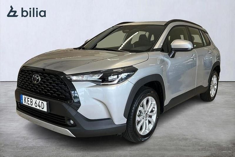 Silver Ny 2025 Toyota Corolla Cross Active SUV | 369 900 kr (Marknadspris) - Bild 1/4