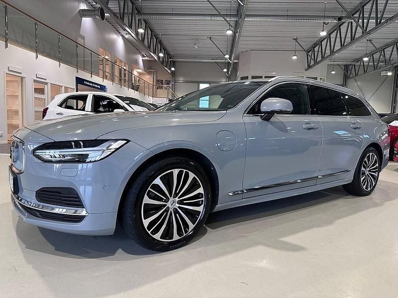 Grå Begagnad 2023 Volvo V90 Core Kombi | 414 900 kr (Marknadspris) - Bild 1/4