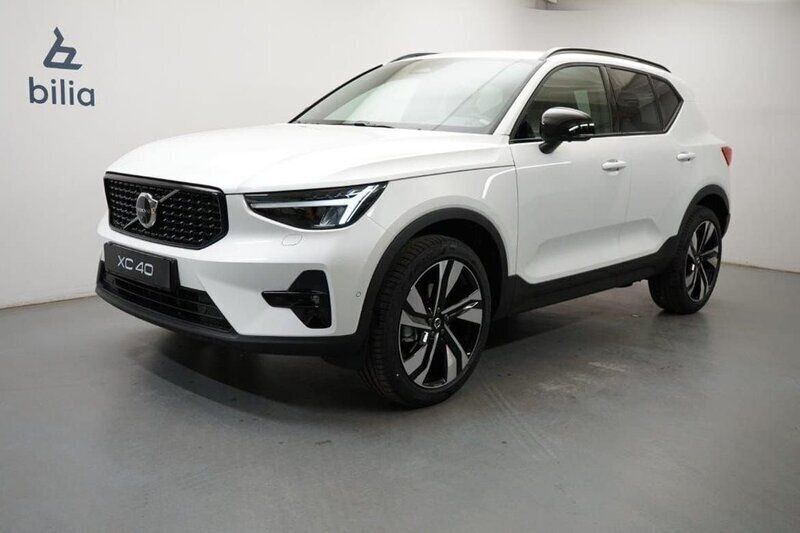 Vit Ny 2024 Volvo XC40 Plus SUV | 494 900 kr (Dyr) - Bild 1/4
