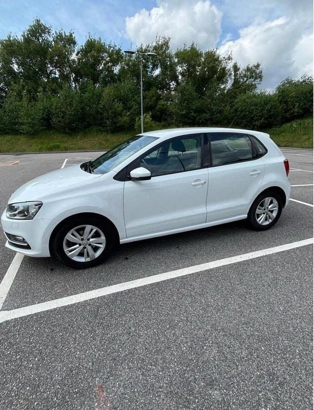Vit Begagnad 2017 VW Polo Halvkombi | 79 000 kr (Marknadspris) - Bild 1/4