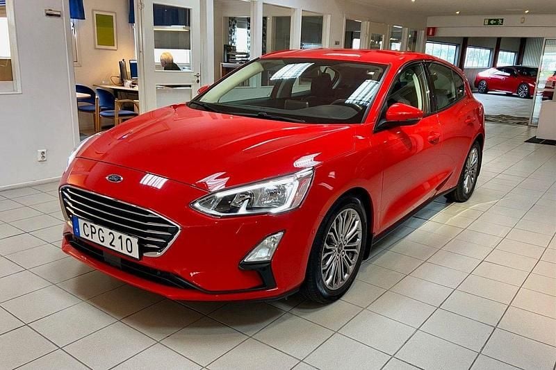 Röd Begagnad 2018 Ford Focus Titanium Halvkombi | 159 800 kr (Marknadspris) - Bild 1/4