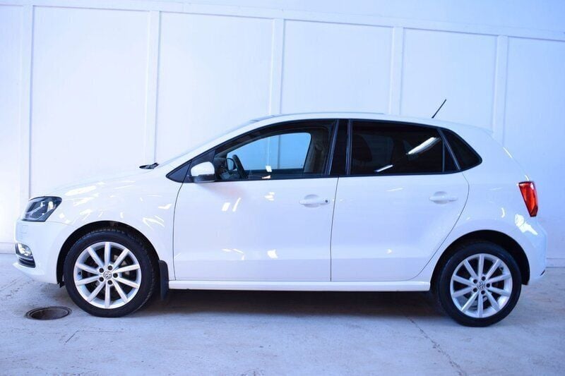 Vit Begagnad 2015 VW Polo Halvkombi | 129 899 kr (Marknadspris) - Bild 1/2