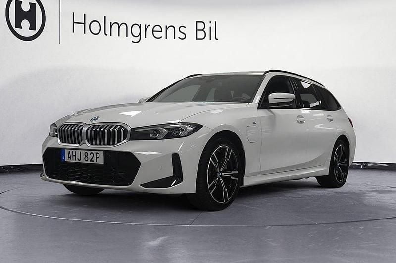 Vit Begagnad 2024 BMW 330e M Sport Kombi | 469 900 kr (Bra pris) - Bild 1/4