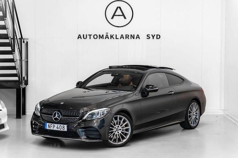 Grå Begagnad 2019 Mercedes C300 AMG Sportkupé | 379 900 kr (Marknadspris) - Bild 1/4
