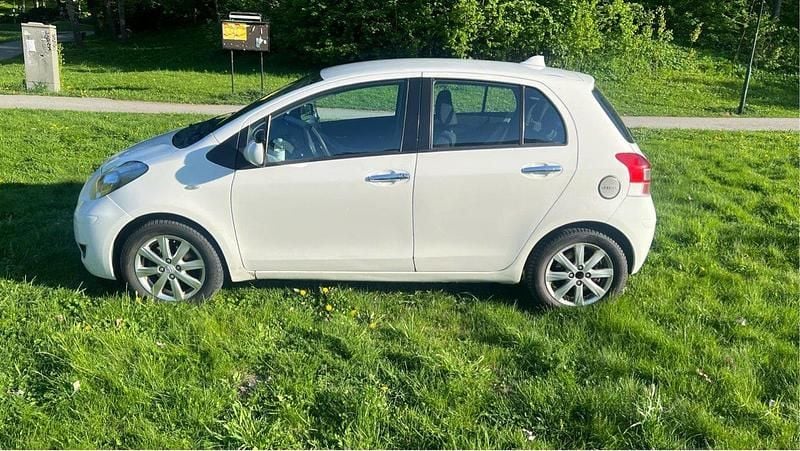 Vit Begagnad 2010 Toyota Yaris Halvkombi | 65 000 kr (Marknadspris) - Bild 1/4