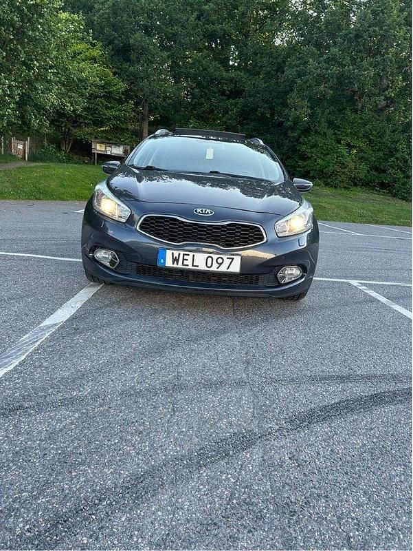 Grå Begagnad 2015 Kia Ceed Sportswagon EX Kombi | 110 800 kr (Marknadspris) - Bild 1/4