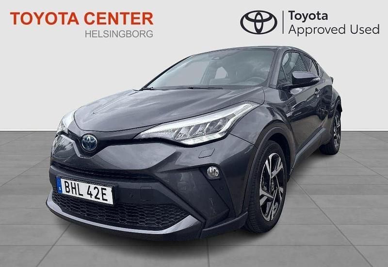 Mörkgrå (grå) Begagnad 2022 Toyota C-HR Edition SUV | 259 900 kr (Marknadspris) - Bild 1/3