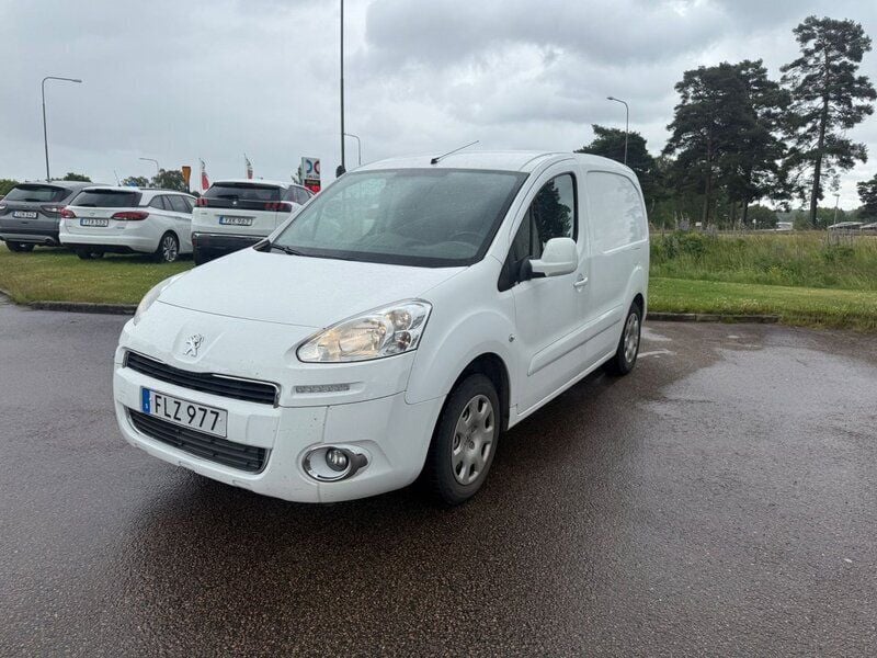 Vit Begagnad 2014 Peugeot Partner Minibuss | 69 900 kr (Marknadspris) - Bild 1/3