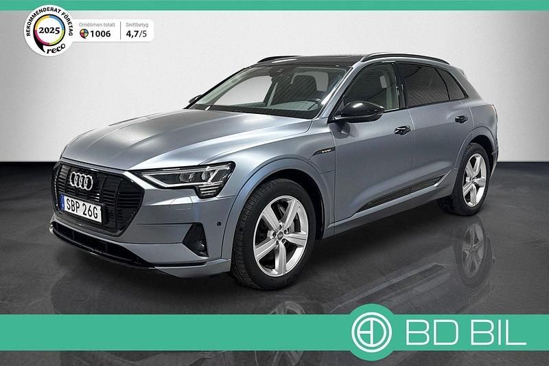 Grå Begagnad 2020 Audi e-tron SUV | 358 700 kr (Marknadspris) - Bild 1/3