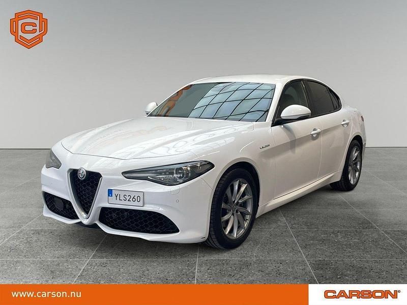 Vit Begagnad 2017 Alfa Romeo Giulia Veloce Sedan | 239 900 kr (Lite dyr) - Bild 1/3