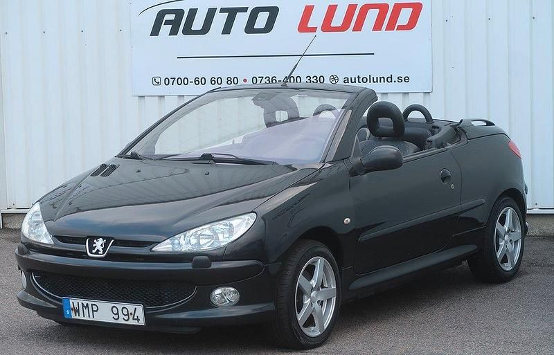 Svart (svartmetallic) Begagnad 2005 Peugeot 206 CC Griffe Cab | 28 000 kr (Marknadspris) - Bild 1/4