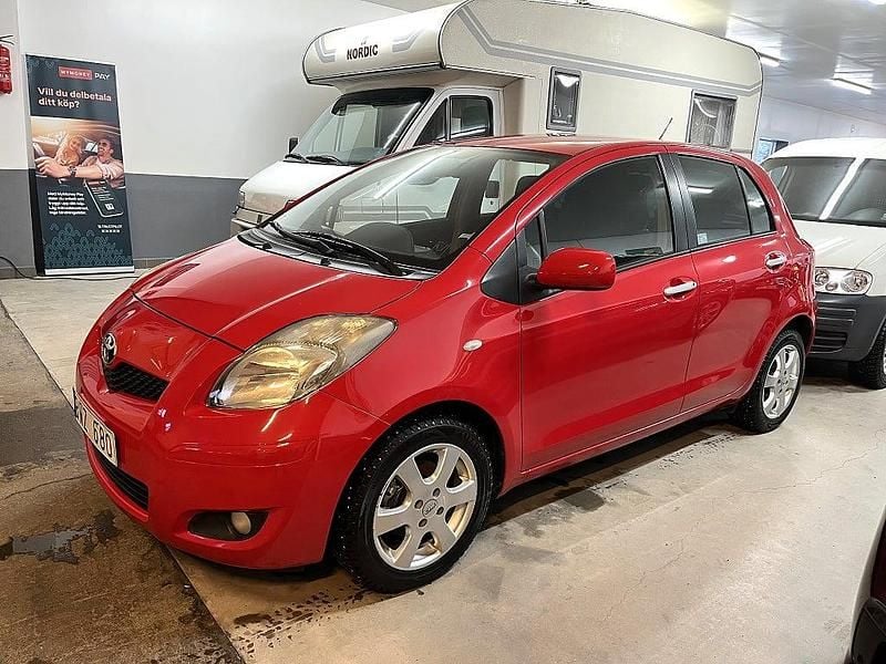 Röd Begagnad 2011 Toyota Yaris Halvkombi | 42 000 kr (Marknadspris) - Bild 1/4