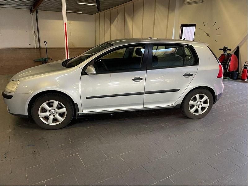 Silver Begagnad 2006 VW Golf V Trendline Halvkombi | 21 900 kr (Bra pris) - Bild 1/4