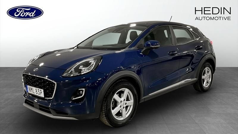 Blå Begagnad 2021 Ford Puma Titanium SUV | 199 000 kr (Marknadspris) - Bild 1/4