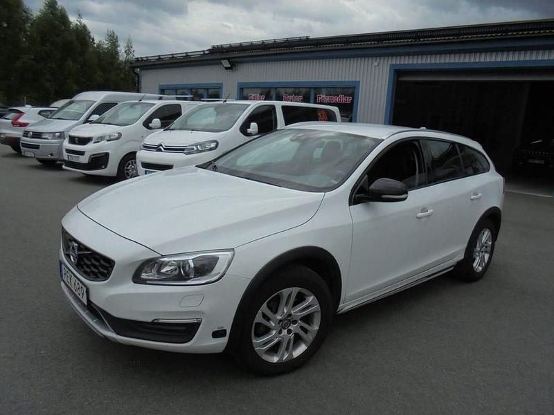 Vit Begagnad 2017 Volvo V60 CC Momentum Kombi | 160 000 kr (Marknadspris) - Bild 1/4