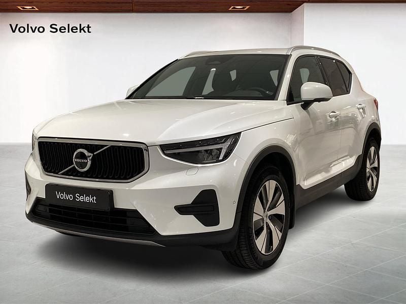Vit Begagnad 2025 Volvo XC40 SUV | 369 000 kr (Marknadspris) - Bild 1/4